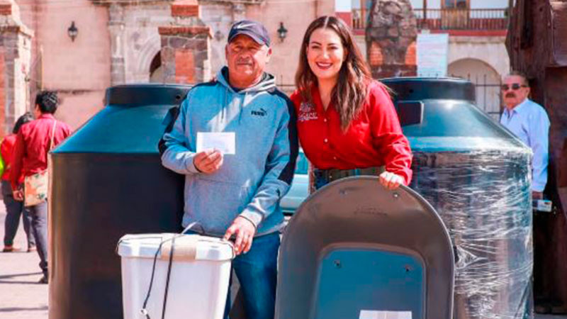Entrega Mónica Valdez materiales para apoyar la economía familiar en Zacapu, Michoacán 
