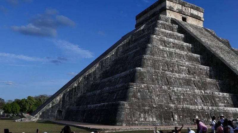 Turista alemán sube al Castillo de Chichén Itzá durante fenómeno de Kukulcán; termina golpeado 