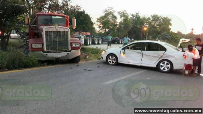 Trailer embiste a un auto en Lázaro Cárdenas, Michoacán; familia resulta lesionada - Foto 0 