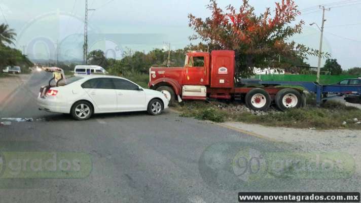 Trailer embiste a un auto en Lázaro Cárdenas, Michoacán; familia resulta lesionada - Foto 1 