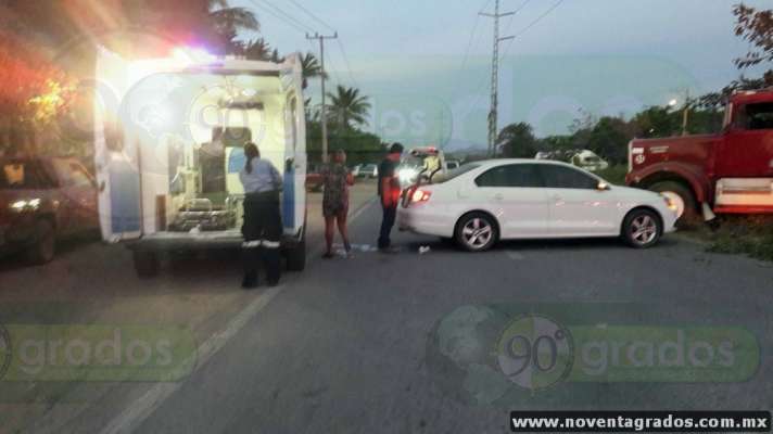 Trailer embiste a un auto en Lázaro Cárdenas, Michoacán; familia resulta lesionada - Foto 3 