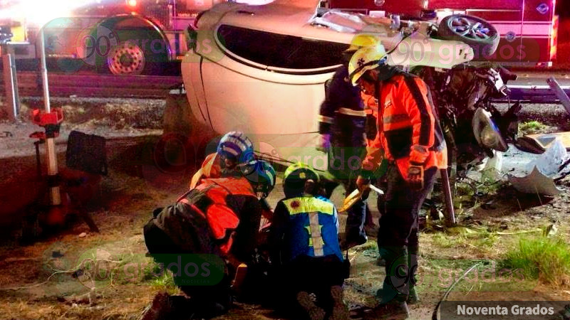 Quedó prensada luego de volcar su auto en Juriquilla  