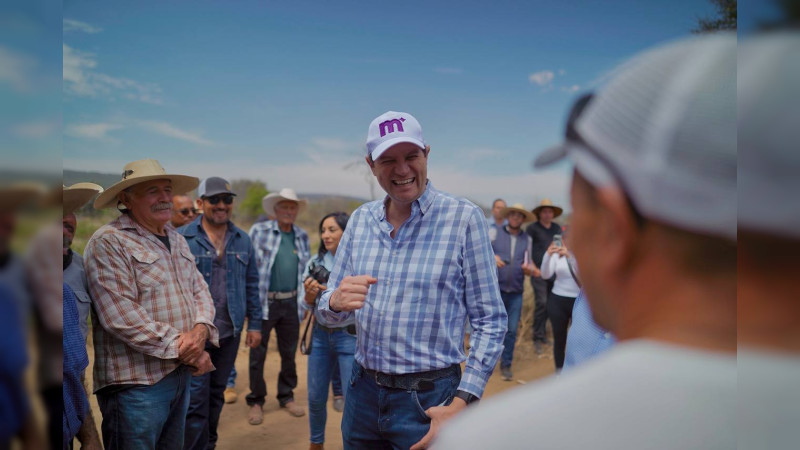 Arranca Alfonso Martínez rehabilitación de camino saca cosecha en Chiquimitío