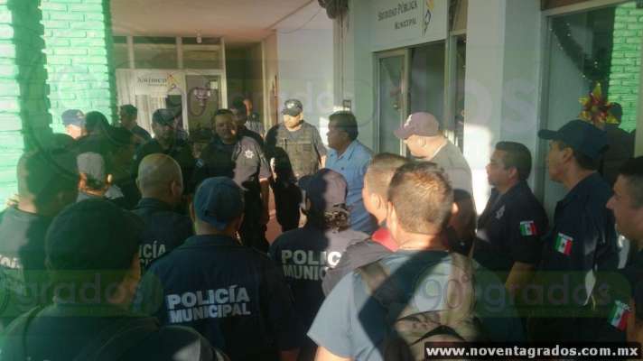 Policías de Lázaro Cárdenas se manifiestan en la Presidencia Municipal - Foto 1 