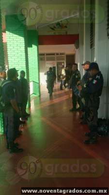 Policías de Lázaro Cárdenas se manifiestan en la Presidencia Municipal - Foto 2 