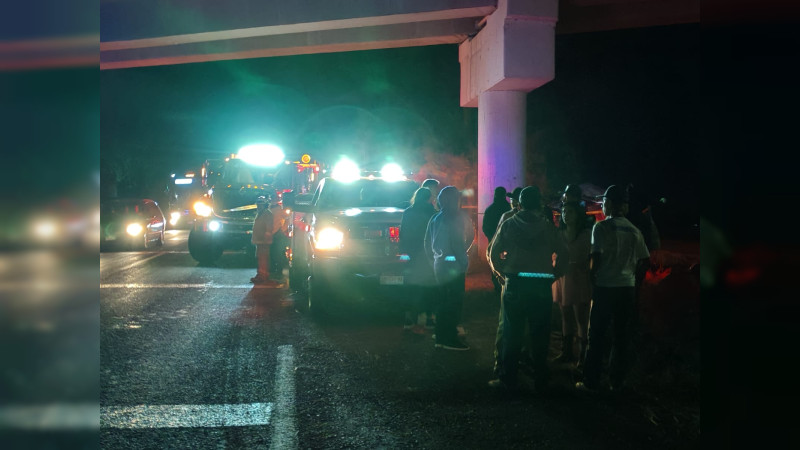 Volcadura en la carretera Morelia-Pátzcuaro deja un muerto y un lesionado