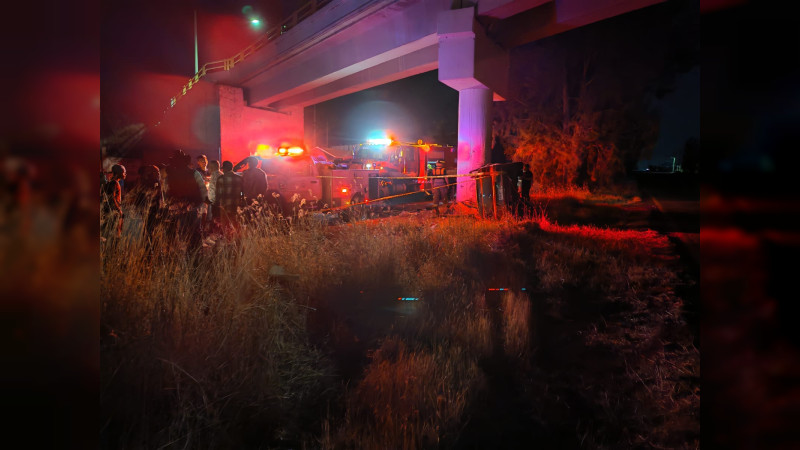 Volcadura en la carretera Morelia-Pátzcuaro deja un muerto y un lesionado