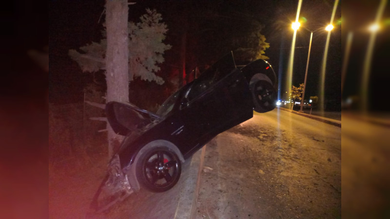 Se estrella Camaro contra un árbol, en curvas de la carretera Zitácuaro - Toluca: Herido el conductor 