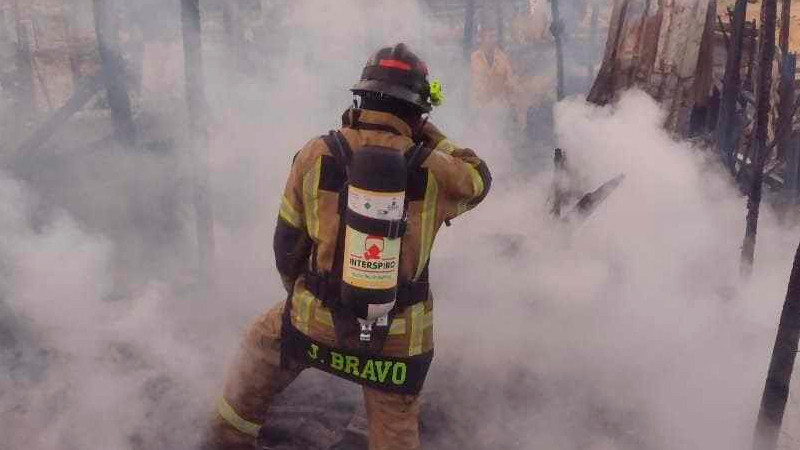 Se incendia vivienda de madera y cartón, en Morelia, Michoacán; quedó reducida a cenizas 