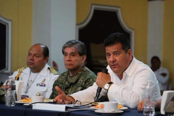 Autoridades y prestadores de servicios se reúnen en Lázaro Cárdenas para coordinar seguridad en periodo vacacional - Foto 0 