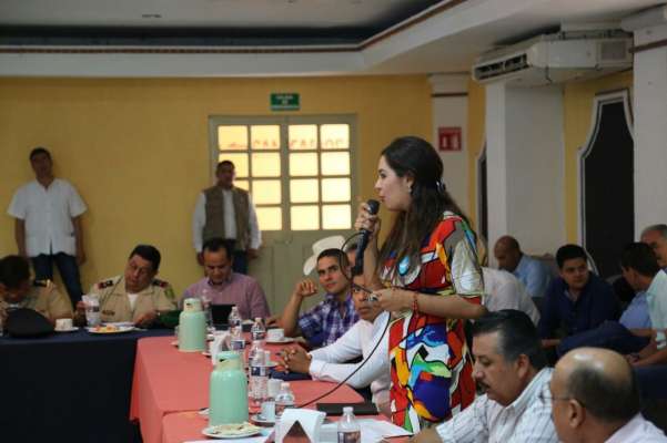 Autoridades y prestadores de servicios se reúnen en Lázaro Cárdenas para coordinar seguridad en periodo vacacional - Foto 1 