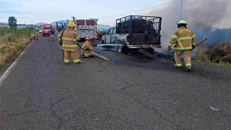 En Maravatío, Michoacán: se incendia camioneta, bomberos sofocan conflagración  