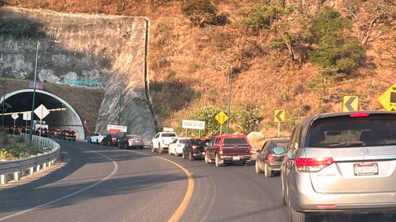 Se registra accidente vehicular en el Ramal Camelinas de Morelia, Michoacán 