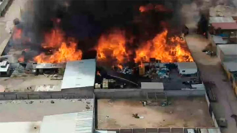 Consume incendio fábrica de tarimas en Ciudad Juárez, Chihuahua 