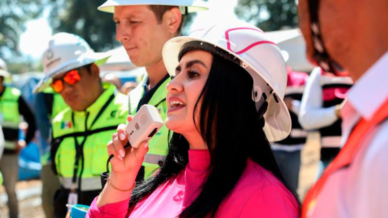 Gladyz Butanda y universitarios visitan teleférico de Uruapan 