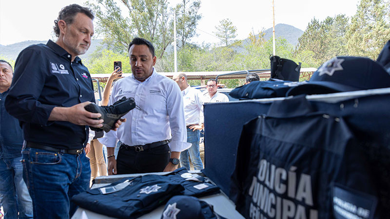 Entregó Mauricio Kuri patrullas y equipamiento a policías de la Sierra Gorda queretana 