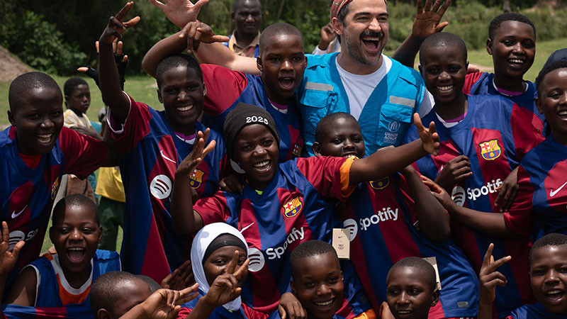 Alfonso Herrera y la Fundación FC Barcelona unen fuerzas con ACNUR para ayudar a los refugiados en Uganda 