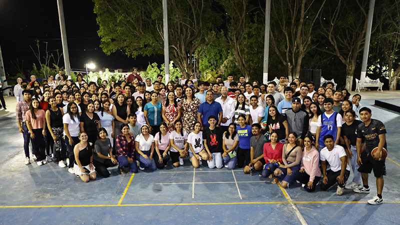 Entregan uniformes deportivos a estudiantes de la Centenaria y Benemérita Escuela Normal del Estado de Querétaro 