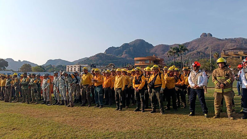 Corporaciones refuerzan acciones para extinguir incendio forestal en El Tepozteco, Morelos 