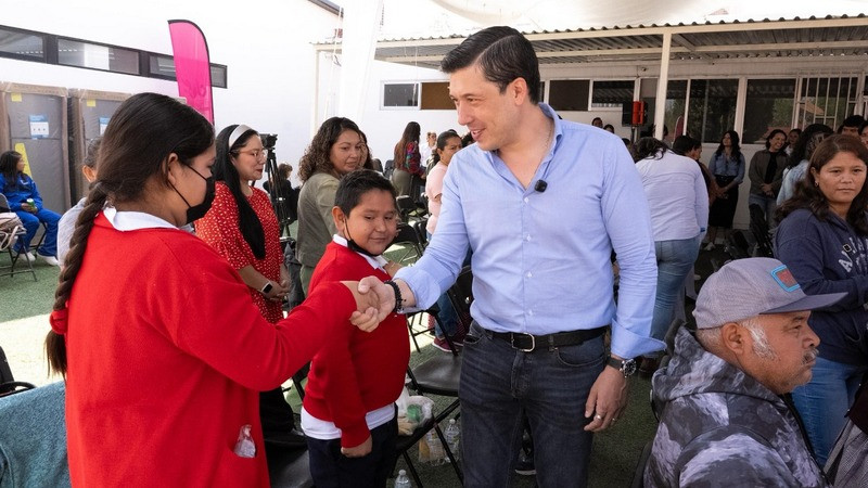 Entrega Rodrigo Monsalvo apoyos a escuelas públicas y adultos mayores en El Marqués, Querétaro 