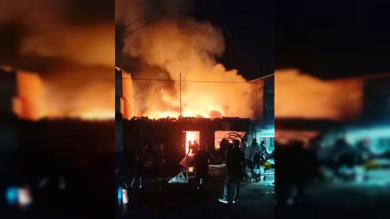 Incendio consume vivienda en la colonia El Colorín Norte de Uruapan, Michoacán  