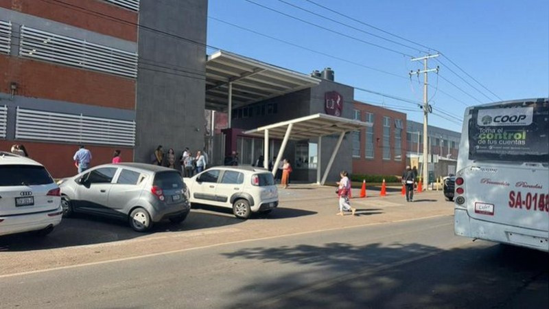 Muere niña de 11 años tras caerle portería encima en escuela privada de Salamanca, Guanajuato 