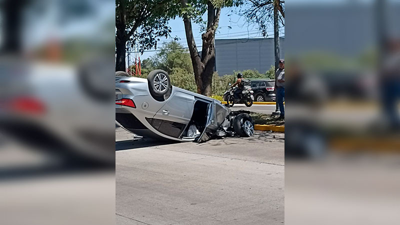 Hombre vuelca su vehículo en el Boulevard Industrial de Uruapan, Michoacán 