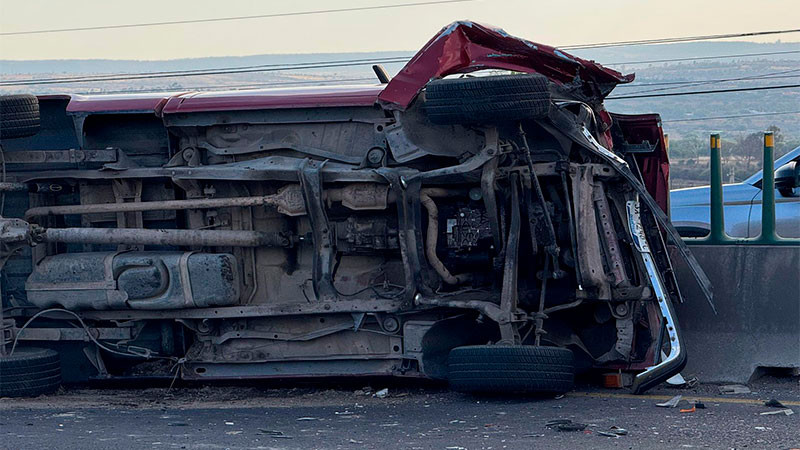Se registra choque y volcadura de una camioneta en la autopista 57 Querétaro- San Luis Potosí 