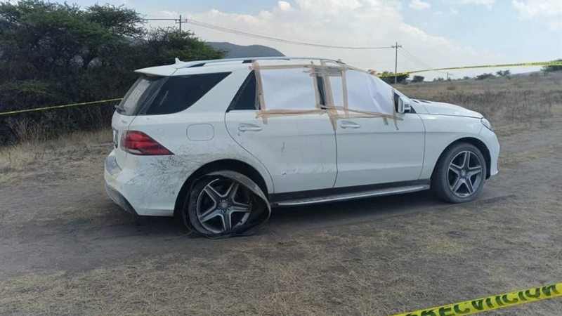 Abandonan camioneta de lujo con 5 cuerpos en su interior en el Estado de México 