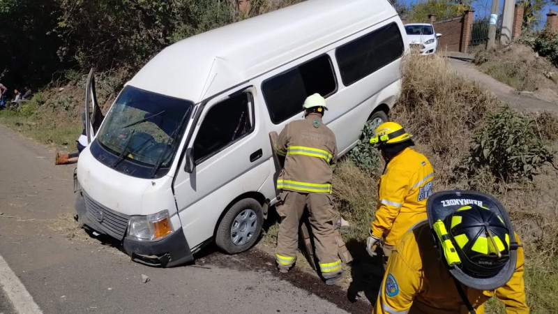 Volcadura en la Morelia-Pátzcuaro deja tres heridos