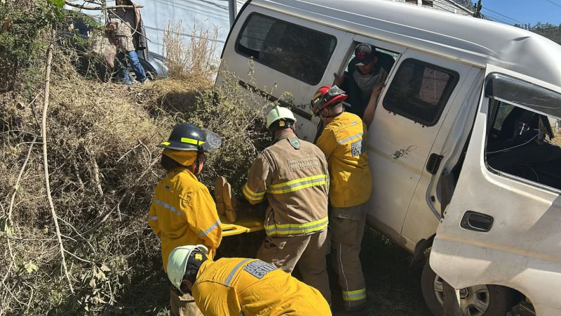 Volcadura en la Morelia-Pátzcuaro deja tres heridos