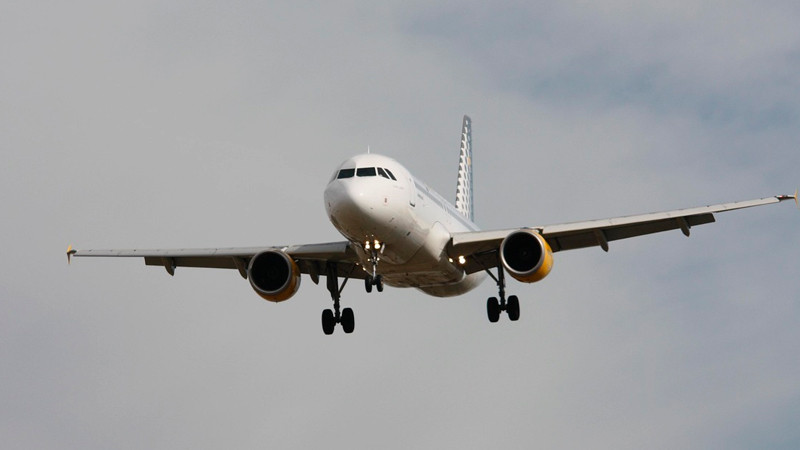 Desvían avión comercial ante riesgo de colisión con jet supersónico militar, en EEUU 