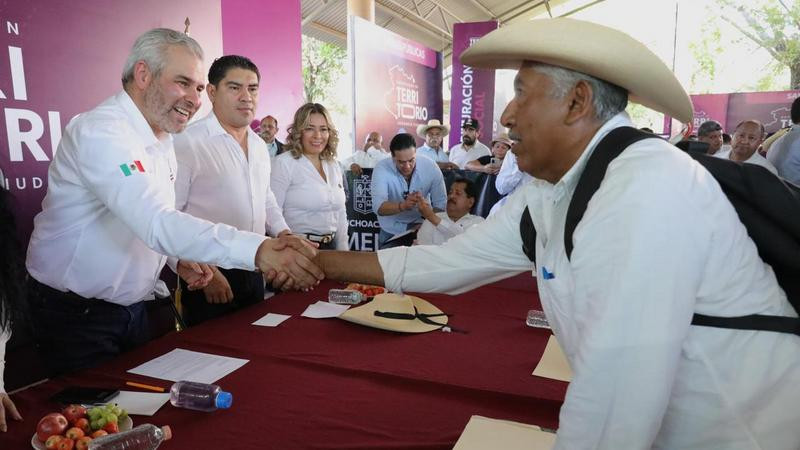 En Huetamo, Bedolla atendió 265 peticiones de vivienda, educación y créditos para negocios 
