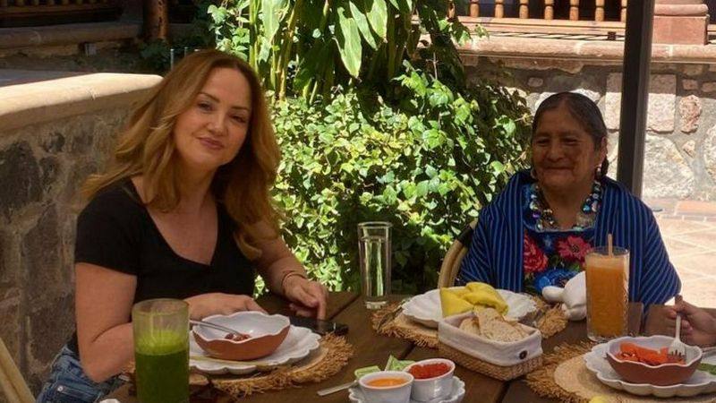Artesana michoacana Feliciana Bautista cautiva con sus rebozos con plumas 