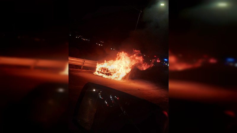 Por falla mecánica se incendia vehículo en Morelia, Michoacán; solo hubo daños materiales  