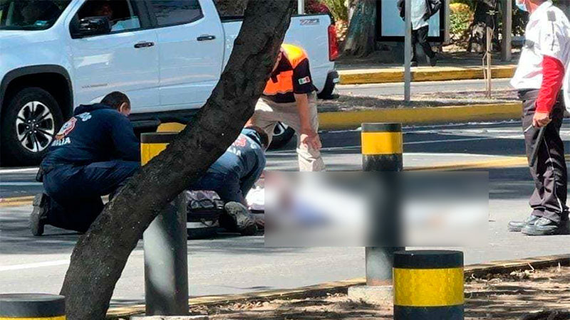 Mujer resulta lesionada al caer de un puente peatonal en Morelia, Michoacán 