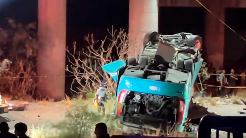 Al menos dos personas muertas tras caída de camión y auto particular de puente vehicular, en Torreón, Coahuila 