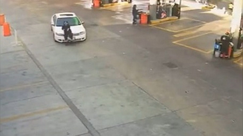 Automovilista atropella a trabajadora de gasolinera en Puebla; se dio a la fuga