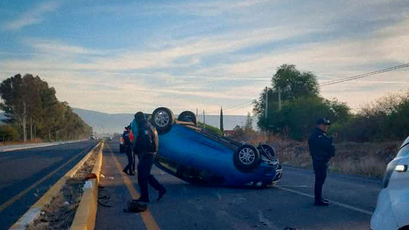 En carretera de Querétaro se volcó un auto 