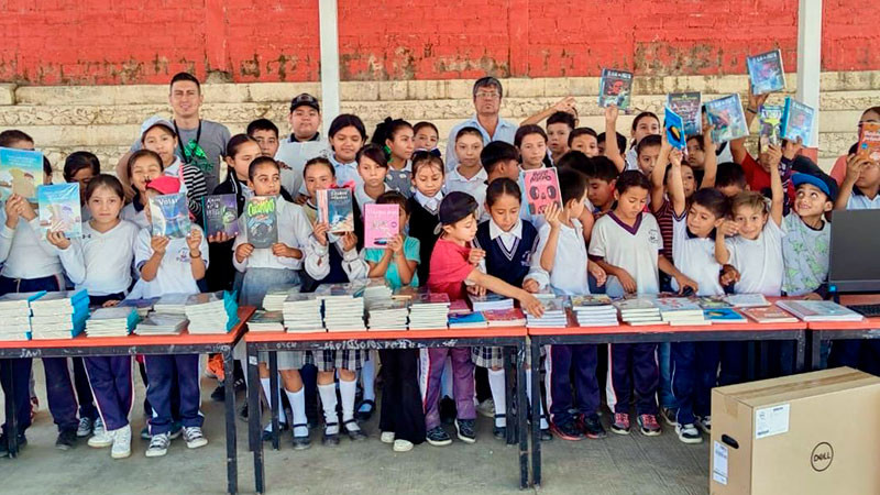 SEE entrega libros y computadoras a primaria en Susupuato, Michoacán 