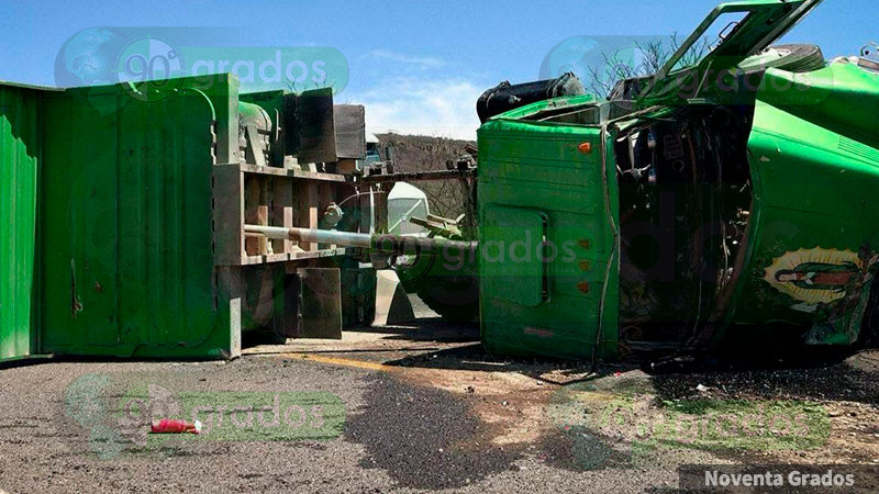 Vuelca camión en inmediaciones de Terrapark, en Querétaro  