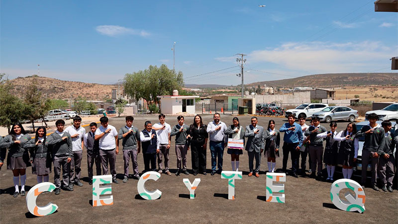 Entrega Gaspar Trueba rehabilitación de explanada del CECyTEC en Colón, Querétaro 