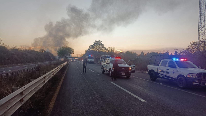 Incendian tráiler para bloquear la carretera Morelia – Pátzcuaro, tras enfrentamiento con la GC Michoacán: Colapsa circulación  