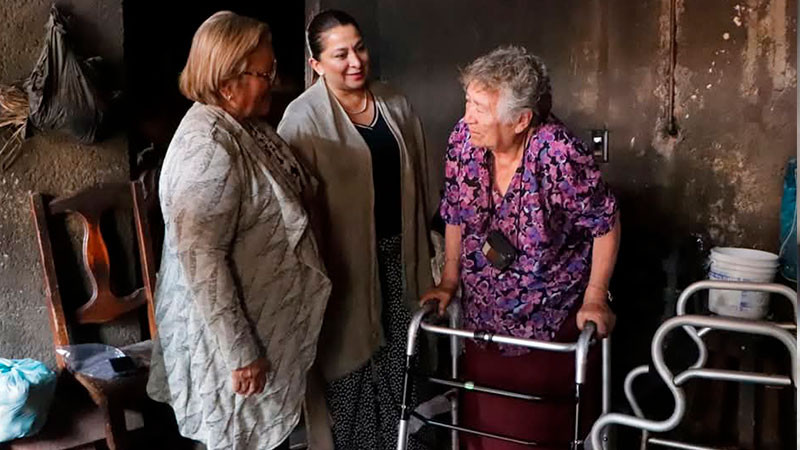 Entrega Alma Mireya González dispositivos de asistencia para movilidad 