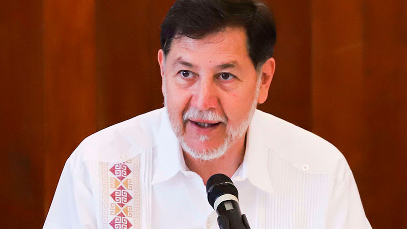 Reclaman a Noroña postura sobre Teuchitlán; le avientan zapatos 