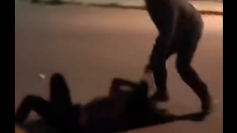 Captan a policía mientras golpea a su ex novia, en Puebla