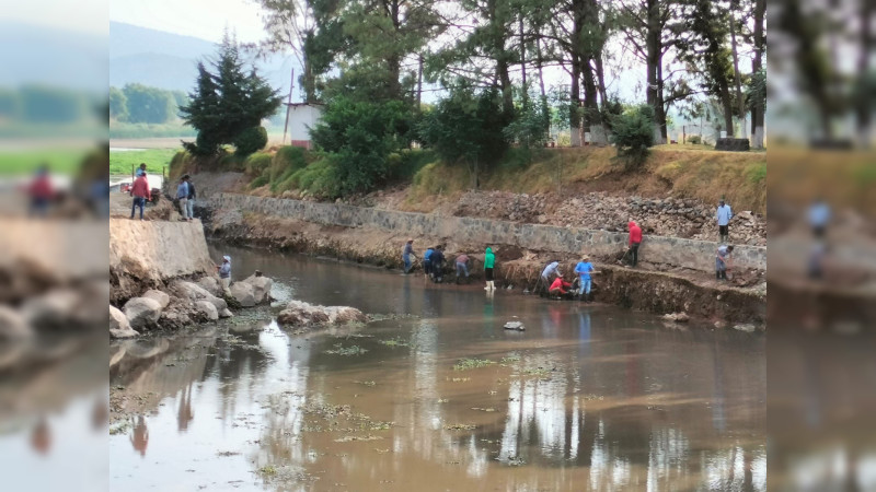 Gobierno estatal arranca empleos temporales para rescate del lago de Pátzcuaro