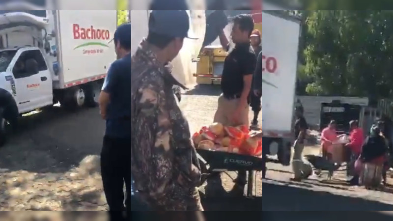 Comuneros de Chilchota roban pollos en bloqueo carretero en Michoacán: Policías solo ven a lo lejos 