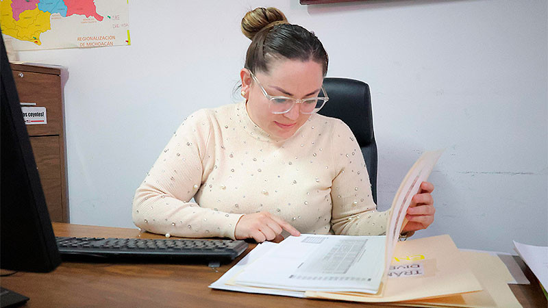 Semigrante apoya a paisanos con trámite de constancia de datos registrales 