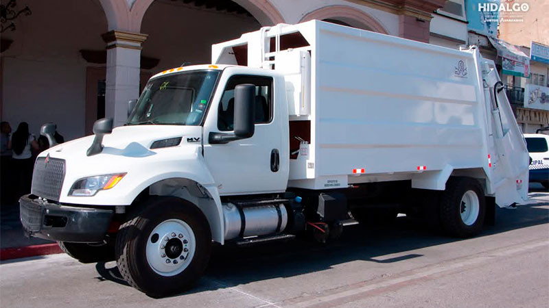 Jeovana Alcántar entrega un camión recolector de basura al área de Servicios Públicos Municipales de Ciudad Hidalgo, Michoacán  